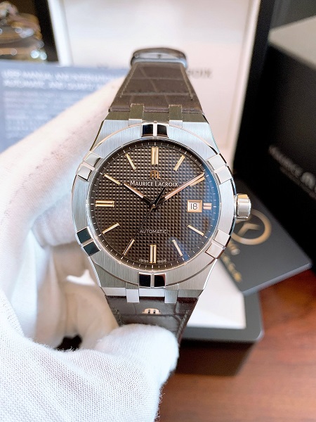 Đồng hồ Maurice Lacroix AI6008-SS001-331-1